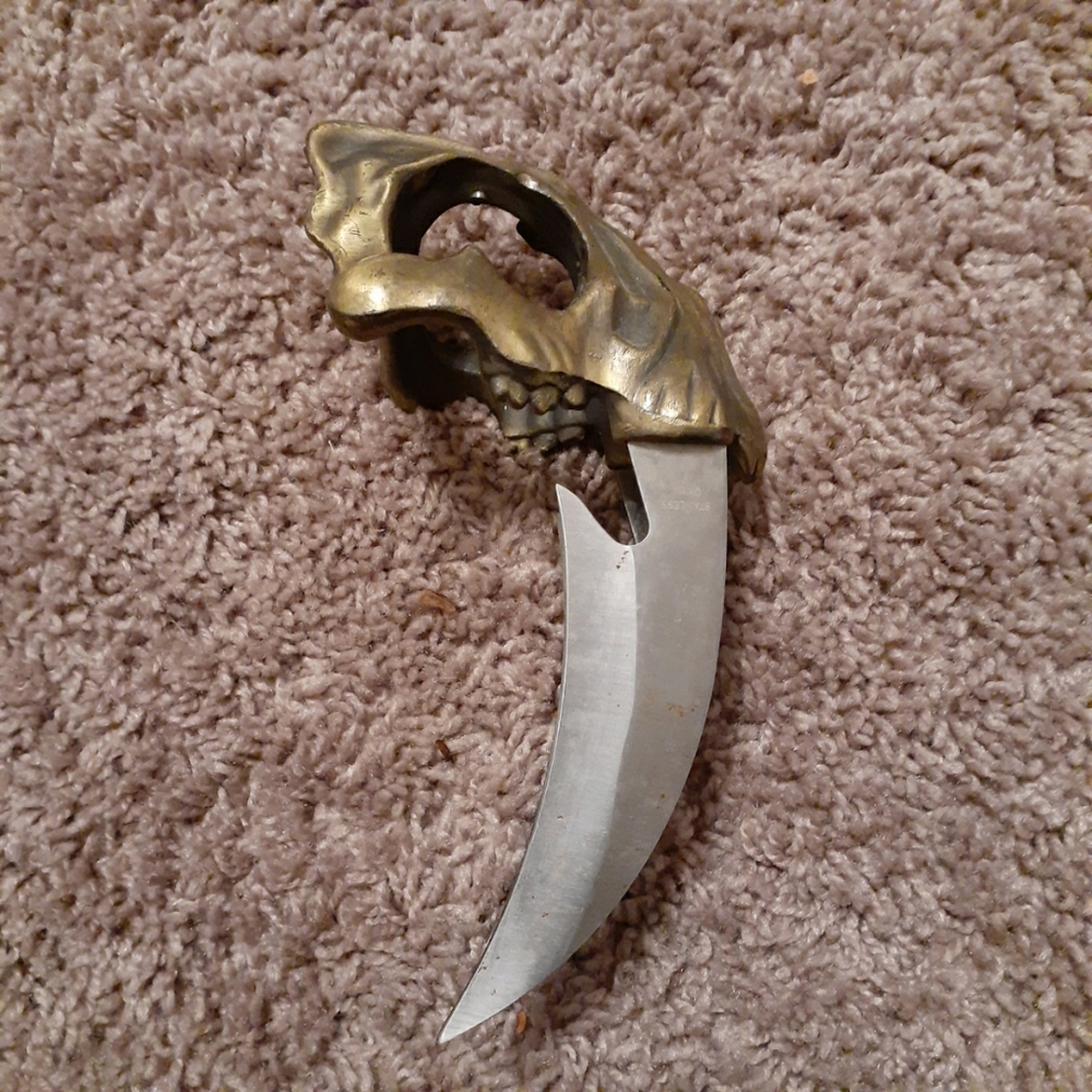 Saber tooth dagger with tiger skull